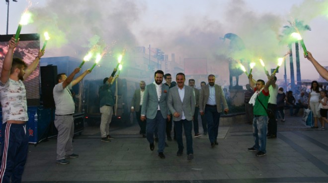 AK Parti Karşıyaka çarşısını  İzmir Marşı yla inletti