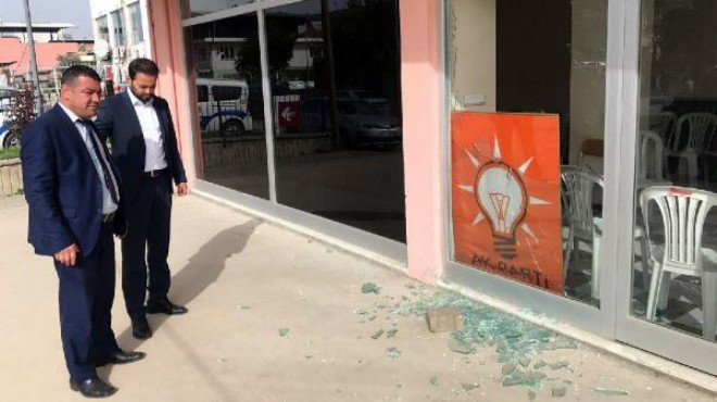 AK Parti nin Aydın daki ofisine taşlı saldırı!