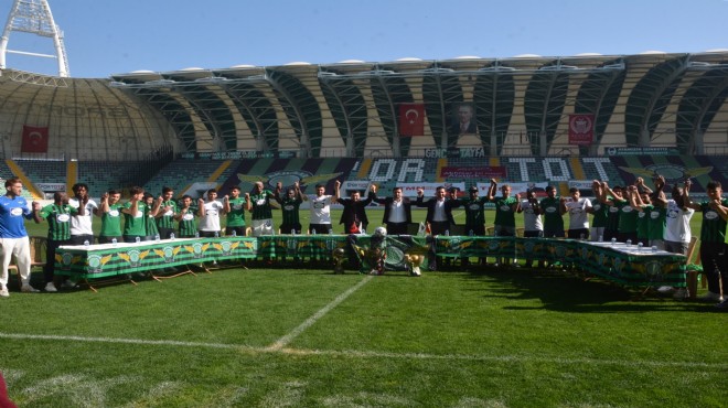 Akhisarspor kadrosuna kattığı 26 futbolcuyu basına tanıttı