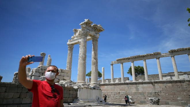 Akropol ziyarete  kontrollü olarak  yeniden açıldı