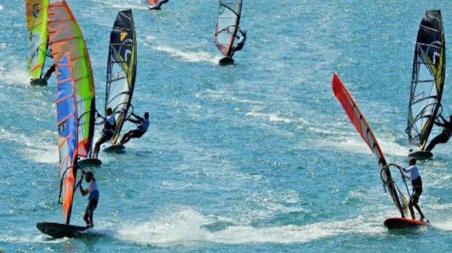 Alaçatı rüzgarında Türkiye şampiyonası için yarıştılar