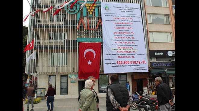 Alaşehir Belediyesi nin borçlarını afişle duyurdu