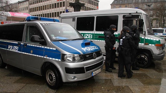 Almanya da polis araçları ateşe verildi