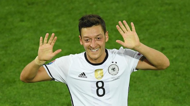 Almanya’da yılın milli futbolcusu Mesut Özil