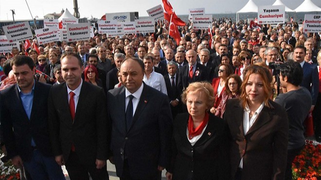 Alternatif tören: CHP İzmir Ata nın huzurunda!