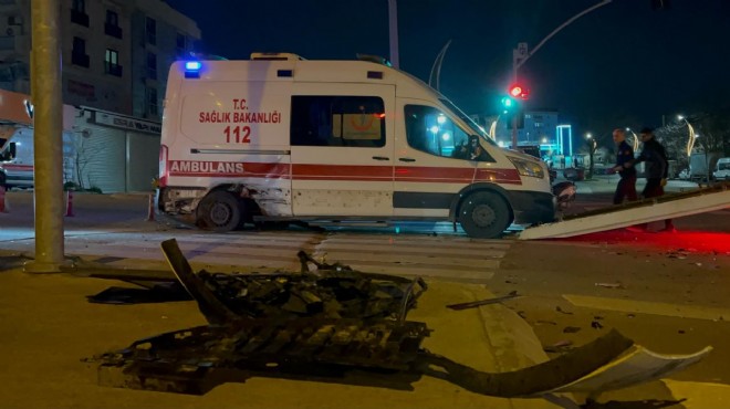 Ambulansla otomobil çarpıştı: 4 yaralı