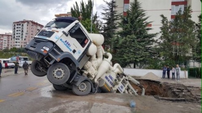 Ankara daki çukura bu kez kamyon düştü!