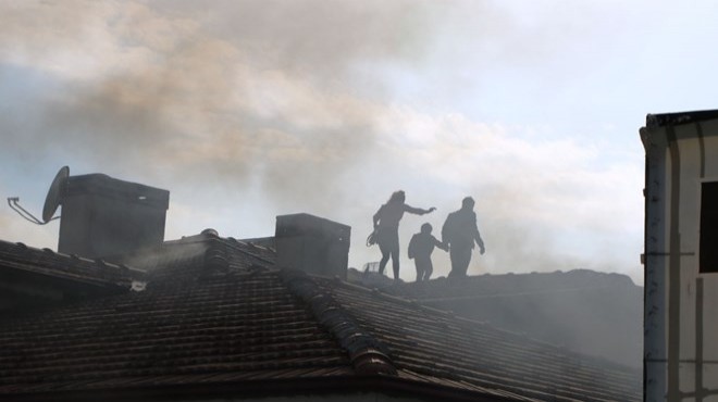 Apartmanda yangın paniği: Mahsur kalanlar çatıya çıktı
