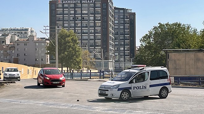 Arabaya yol ortasında silahlı gasp... GTA İzmir!