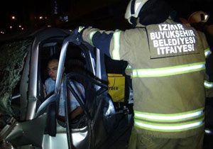 İzmir de alkollü sürücü tabelaya çarptı: 2 yaralı