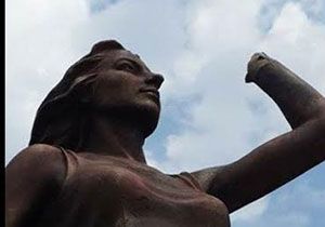 Karşıyaka’da ‘özgür kadın’ heykeline çirkin saldırı
