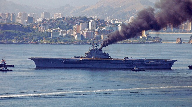 Asbestli olduğu iddia edilen uçak gemisi İzmir’e geliyor…