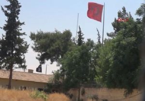 Sınırda IŞİD ile Türk bayrağı yan yana