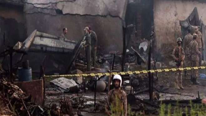 Askeri uçak evlerin üzerine düştü: 17 ölü