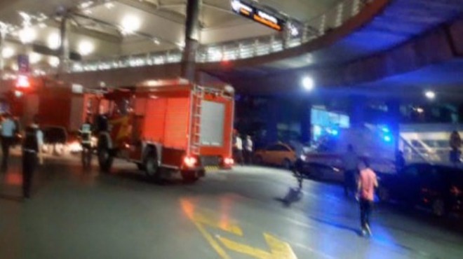 Atatürk Havalimanı nda 3 ayrı patlama: Onlarca ölü ve yaralı var!