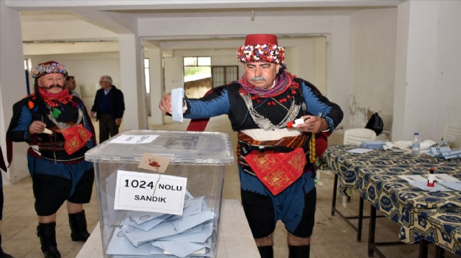 Aydın dan seçim manzaraları... Efe kıyafetleriyle oy kullandılar!
