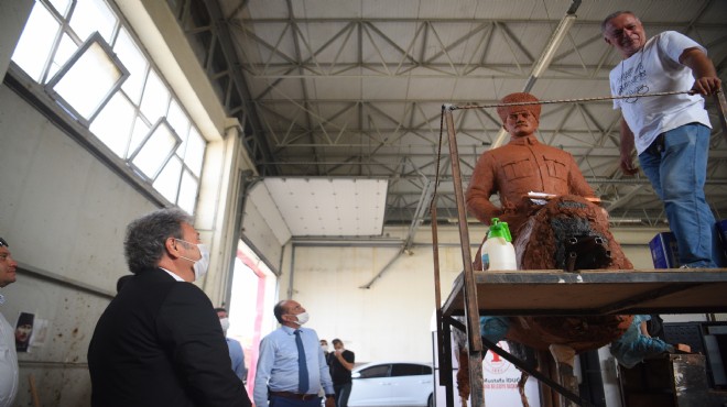 Bornova nın merkezine yeni Atatürk heykeli