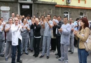 İzmir’in büyük hastanesinde taşeron işçilerin ücret isyanı 
