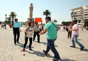 İzmir de polisten sert müdahale: 3 kişilik eyleme 4 gözaltı	