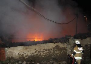 İzmir’de tek katlı evi kül eden yangın
