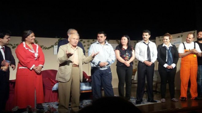 Bademler Köy Tiyatrosu İzgü ile sahnede