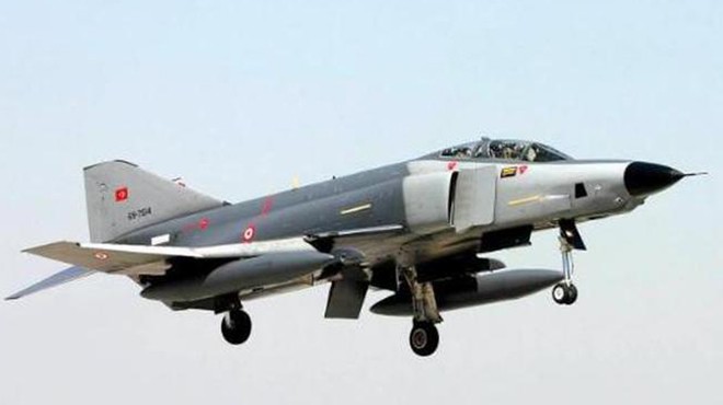 Türk F-4 savaş uçağı kaza yaptı!