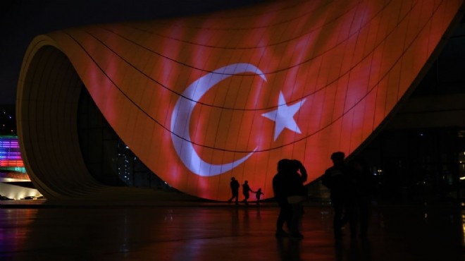 Bakü nün ünlü yapılarına Türk bayrağı yansıtıldı