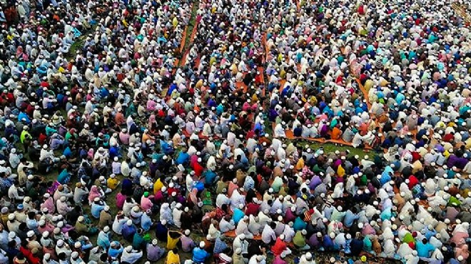 Bangladeş te binlerce kişi  salgın duası  için toplandı
