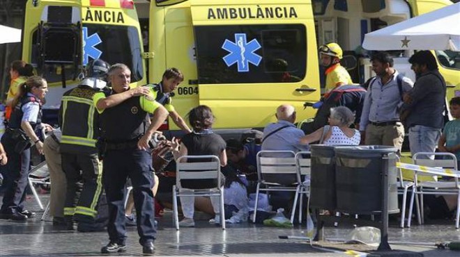 Barcelona da minibüs kalabalığın arasına daldı... Çok sayıda yaralı var