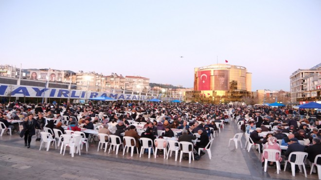 Başkan Çerçioğlu Atatürk Meydanı nda vatandaşlarla bir araya geldi