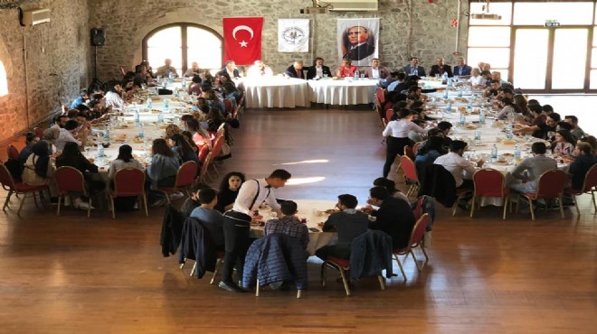 Başkan Pekdaş İzmir’deki Burdurlu öğrencilerle buluştu