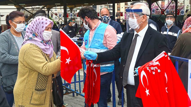 Başkan Selvitopu pazaryerlerinde Türk Bayrağı dağıttı