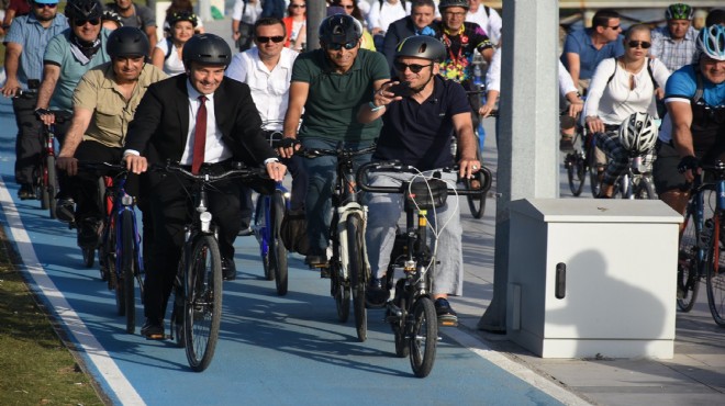 Başkan Soyer Pazartesi mesaisine bisikletle gitti!
