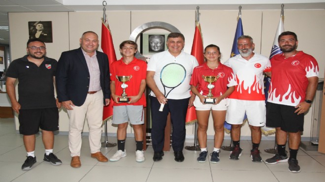 Başkan Tugay dan tenisçilere  destek  sözü!