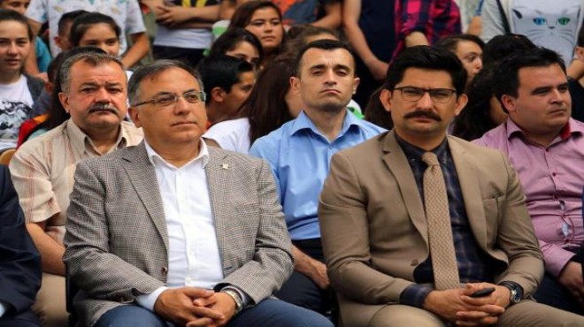 İzmir deki o fuarda bayrak krizi: CHP li Başkan salonu terk etti