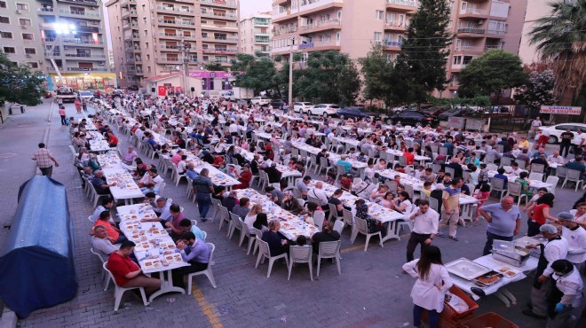 Bayraklı da Ramazan bereketi: Binler iftar sofralarında buluştu!