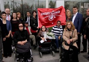 Karşıyaka’nın gururu göndere çekildi: İlk Engelli Dostu Bayrak