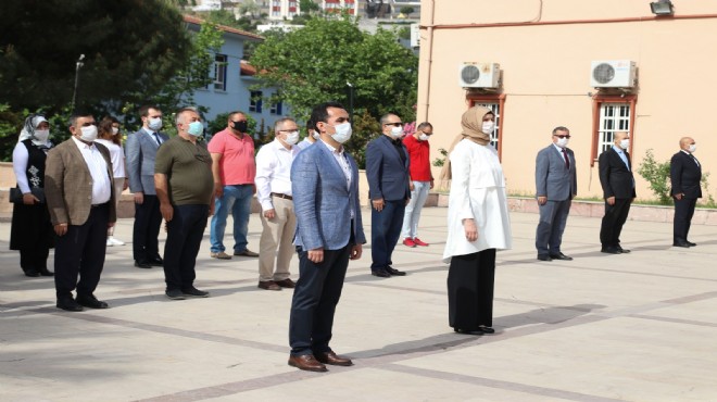 Bergama’da 19 Mayıs için Atatürk Anıtı’na çelenk