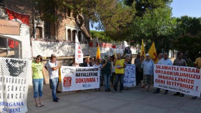 Bergama da ortaokulun taşınmasına protesto