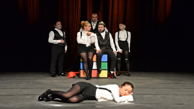 Bergama Şehir Tiyatrosu  Hamlet  ile perde açtı