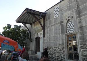 İzmir deki 7 asırlık cami bakımsızlıktan dökülüyor
