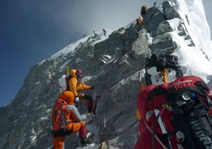 Everest te çığ faciası: 12 ölü 