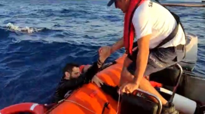 Bodrum da göçmen teknesi battı: Bir bebek aranıyor