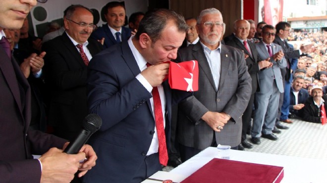 Bolu nun yeni belediye başkanı CHP’li Özcan Kuran’a el basıp yemin etti