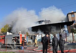İzmir deki hurdacıda korkutan yangın