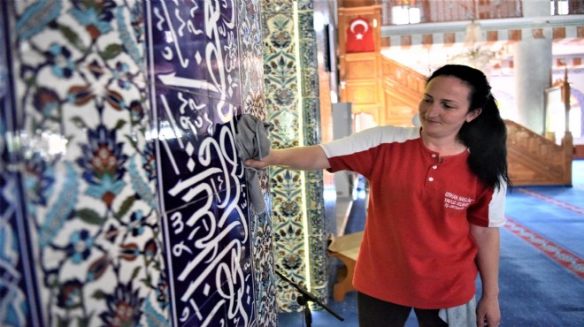 Bornova camilerinde Ramazan temizliği