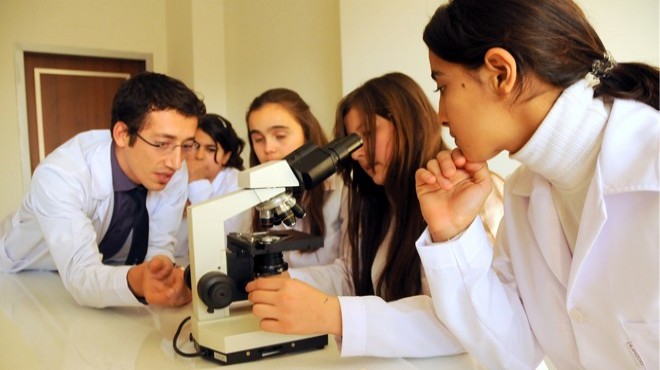 Bornova da çocuklar bilimi deneyerek öğreniyor