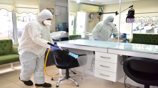 Bornova da kuaför salonları dezenfekte ediliyor