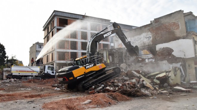 Bornova da sekiz metruk bina yıkılıyor