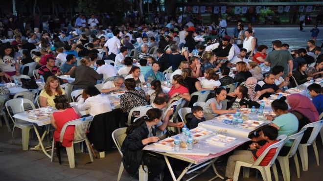 Bornova ya bin 400 kişilik iftar sofrası